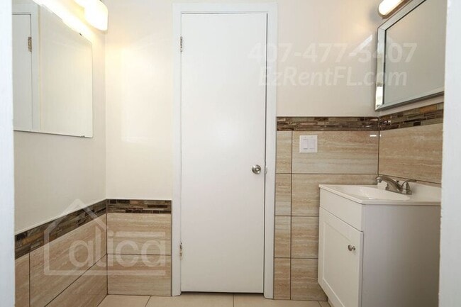 Building Photo - 6024 Oakcrest Cir