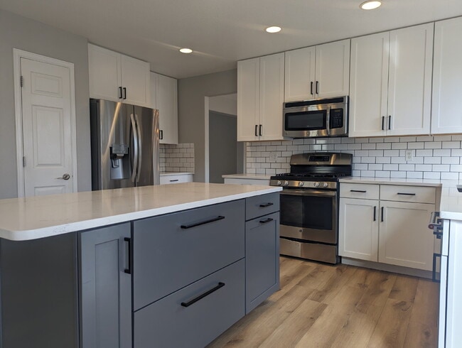 Building Photo - Updated 4 bedroom in West Longmont!