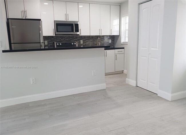 Building Photo - 4109 N Ocean Dr