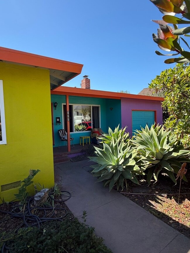 Building Photo - Lovely West side Charmer