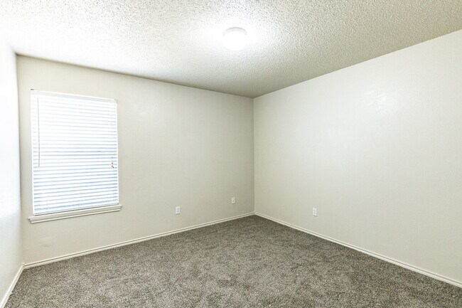 Building Photo - 3 Bedroom Duplex