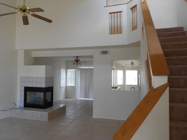 Building Photo - 4 Bedroom, 2.5 Bathroom! Lovely Home in Lo...