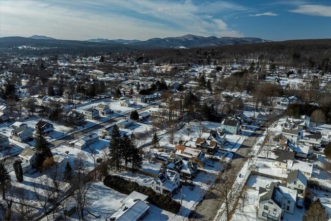 Building Photo - 122 Oak St