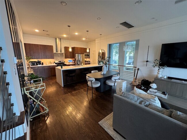 Building Photo - 5707 Schuler St