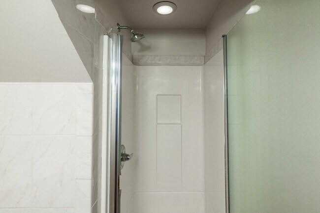 Building Photo - LARGE Full Floor 4BR/2BA. In-Unit Laundry, New Stainless Appliances!