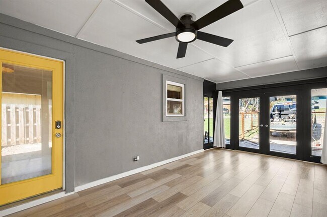 Building Photo - 3203 S Oak Dr