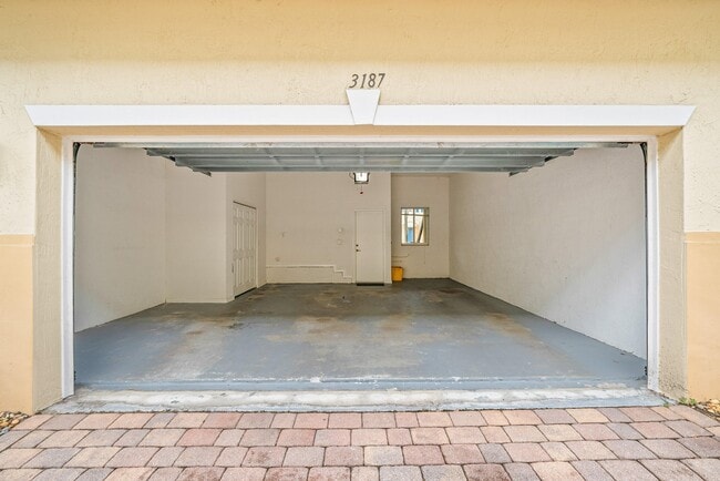 Building Photo - 3187 N Oasis Dr