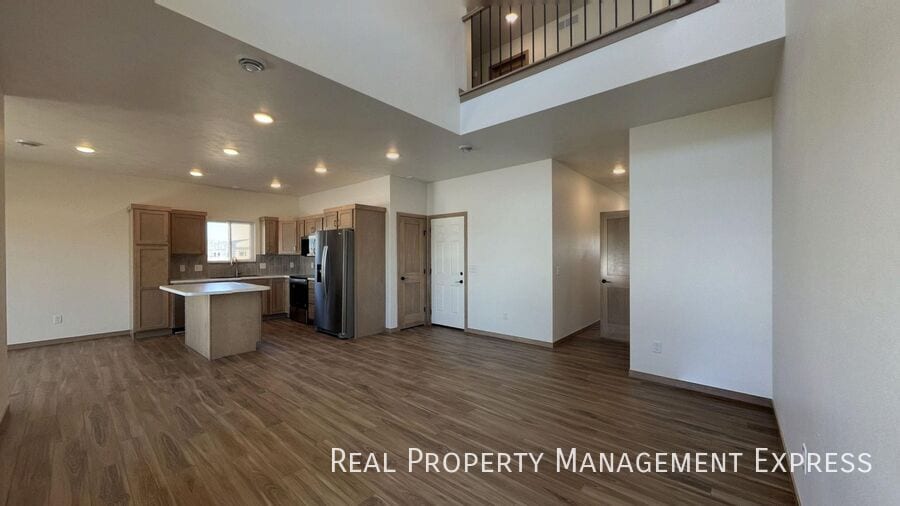 Building Photo - Modern 3 Bed 2.5 Bath Townhome Located in ...