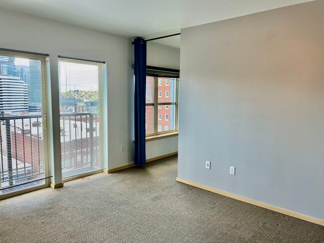 Building Photo - Top Floor Open one bedroom and amazing vie...