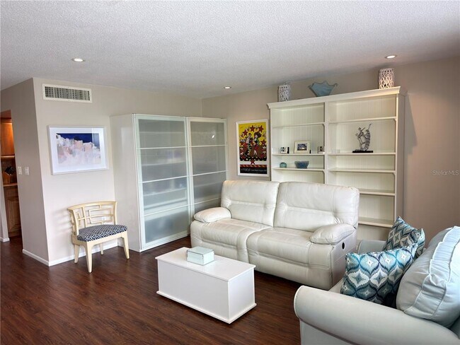 Building Photo - 2650 Pearce Dr