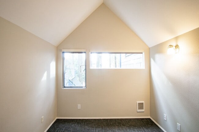 Building Photo - FREE RENT: Fantastic Lake Oswego 2Bdr w/Fireplace, Dishwasher & W/D + Balcony