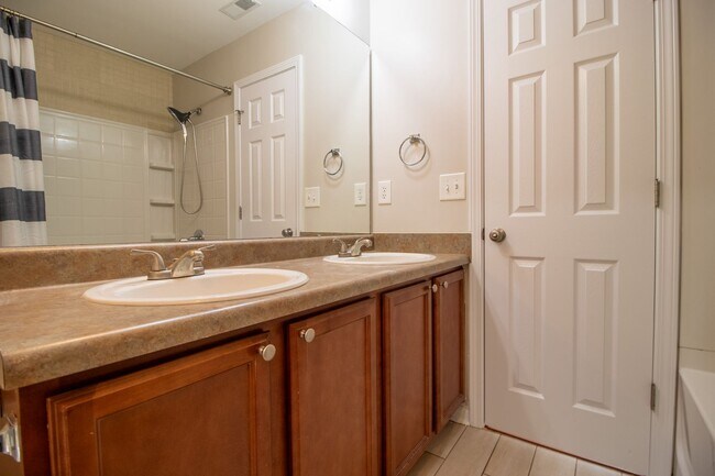 Building Photo - Welcome to this beautifully maintained 3-b...