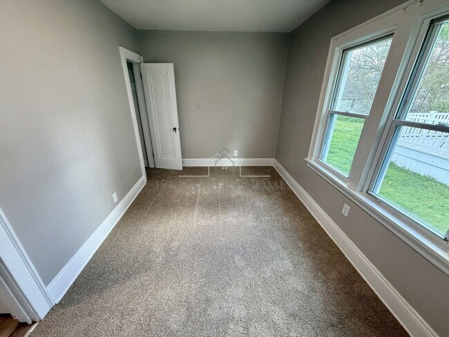 Building Photo - 656 Hammel St