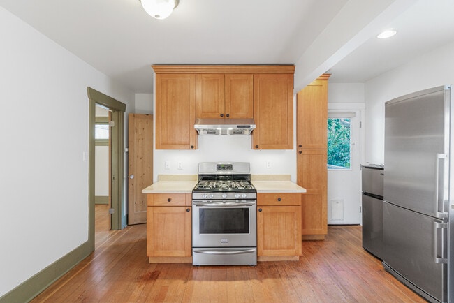 Building Photo - 950 Hiawatha Pl S