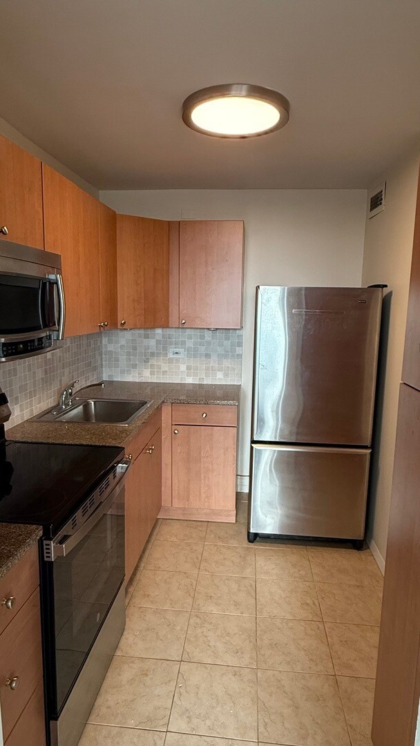 Building Photo - 1850 N Clark St