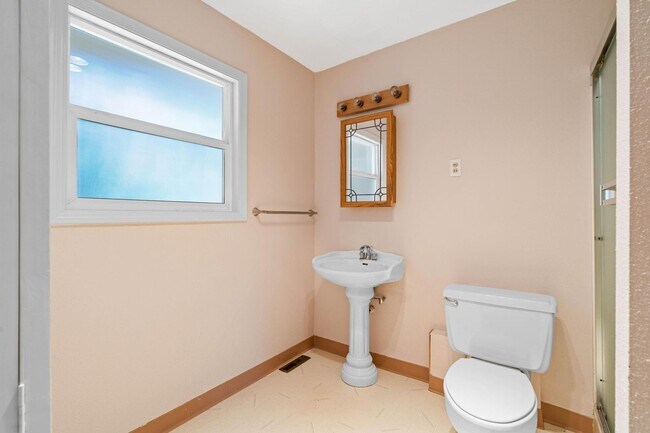 Building Photo - Charming, retro 2-bdrm/2-bath ranch in tra...