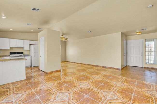Building Photo - 2739 E Colton Ave