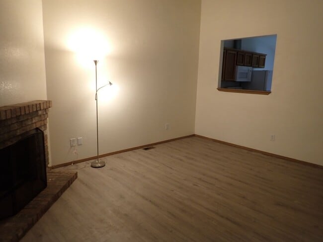 Building Photo - Puyallup Duplex