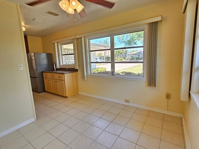 Building Photo - Venice Island – North of Venice Ave - Annual Single Family Home– Minutes from Venice Beach, Mains...