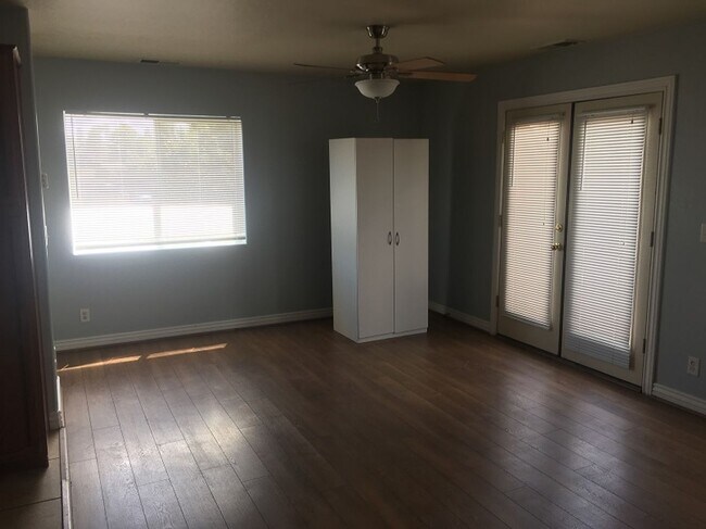 Primary Photo - 1473 E Ivy Ln