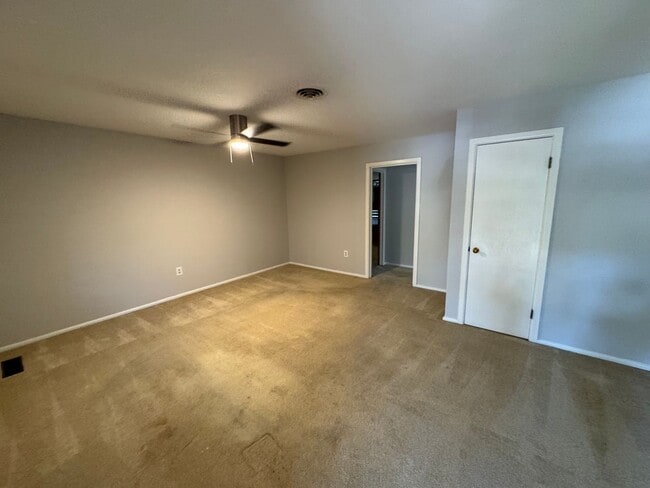 Building Photo - 2113 La Porte Dr