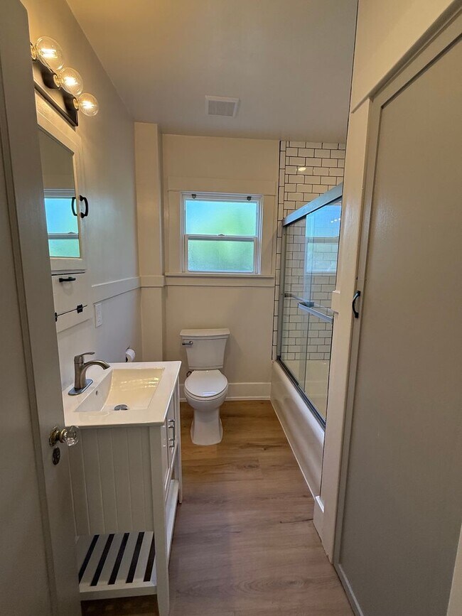 Building Photo - 2 bedroom/ 1 bathroom Home for Rent in Santa Rosa