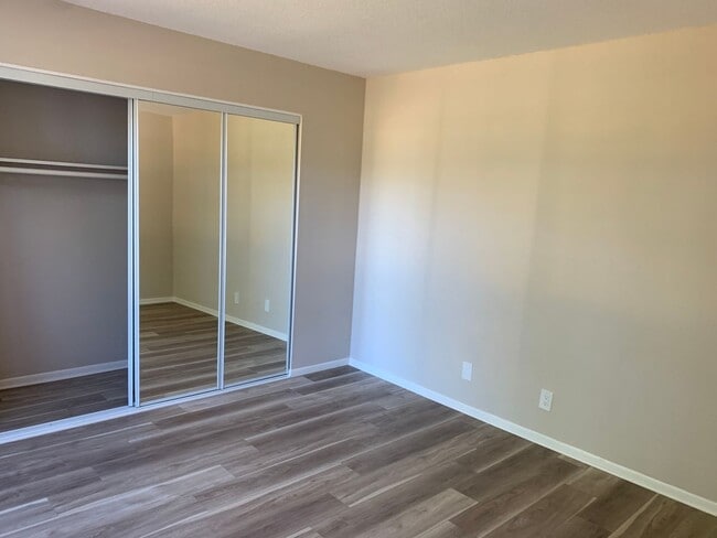 Building Photo - 2 Bedroom 1.5 Bath 2 Story Townhouse