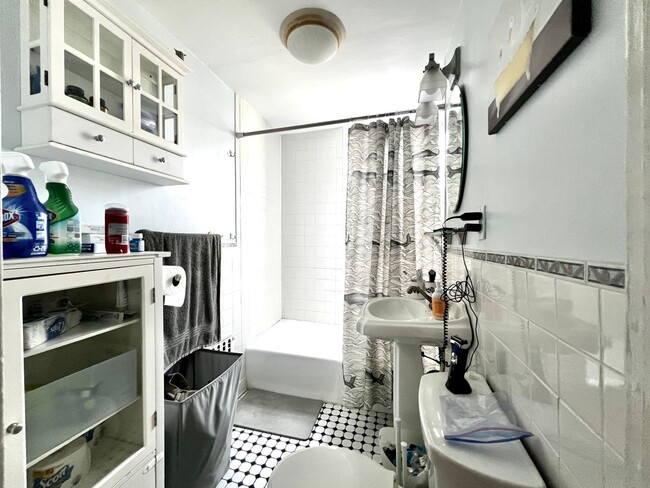 Building Photo - Renovated Top Floor 1-Bed on Park Drive | ...