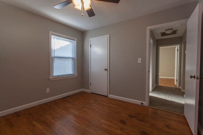 Building Photo - Adorable 2 bed/1 bath home with garage and...