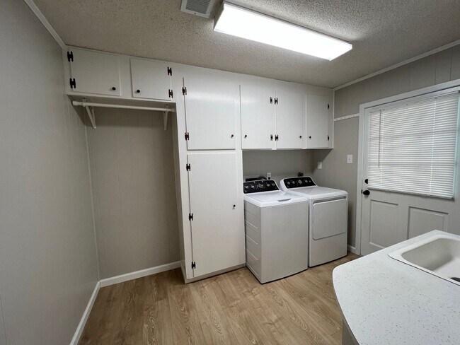 Building Photo - 9240-9250 Lockhart Rd