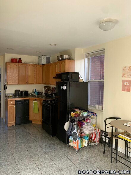 Building Photo - 70 Joy St