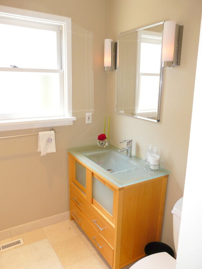 Building Photo - 2 Bedrooms, 1 Bathroom Popular Alta Height...