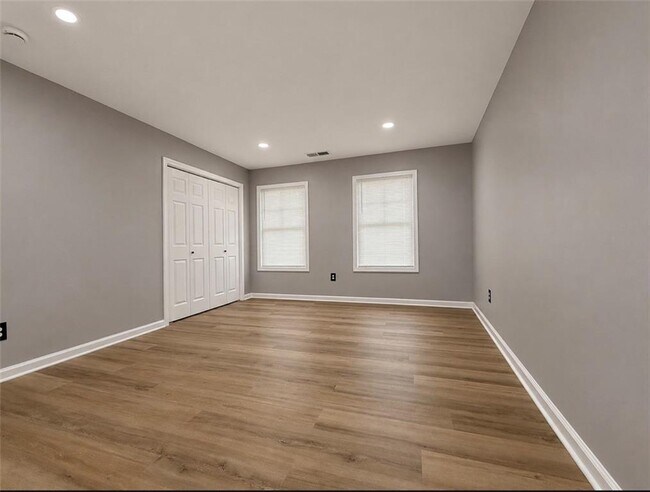 Building Photo - 5471 Park Pl S