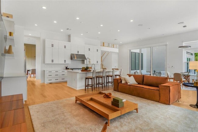 Building Photo - 15023 Pendio Dr