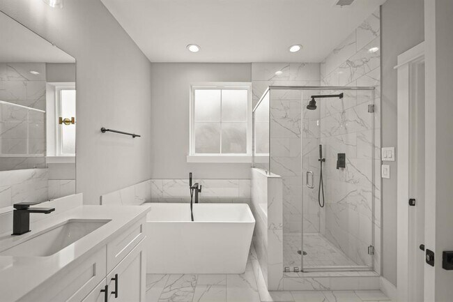 Building Photo - 823 Woodcrest Dr