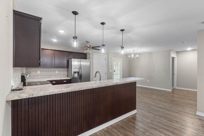 Building Photo - 426 Eisenhower Dr