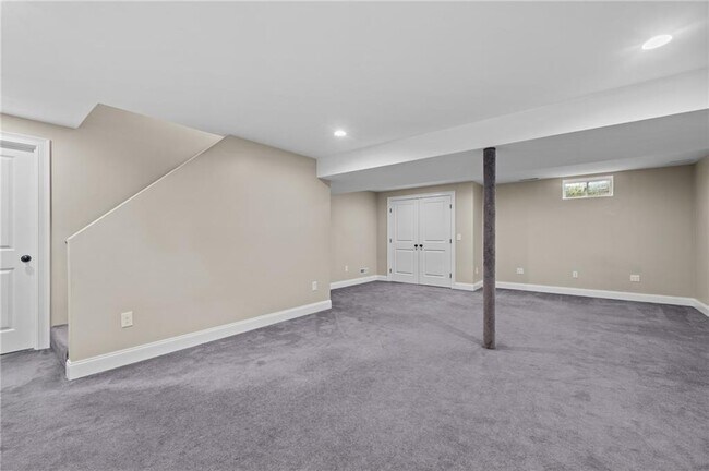 Building Photo - 20 Vanderbilt Ln