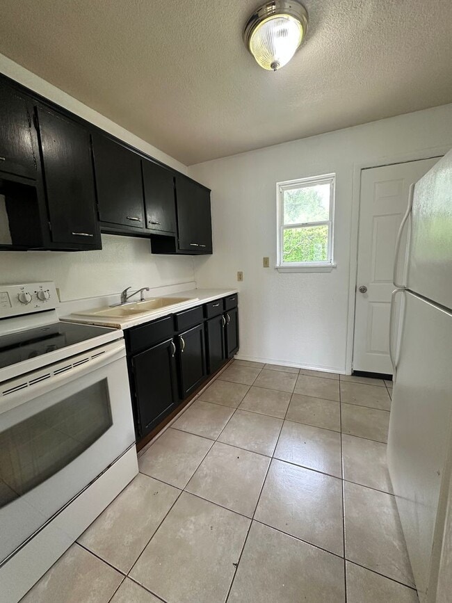 Building Photo - Your Next Home Just Dropped in Springfield!