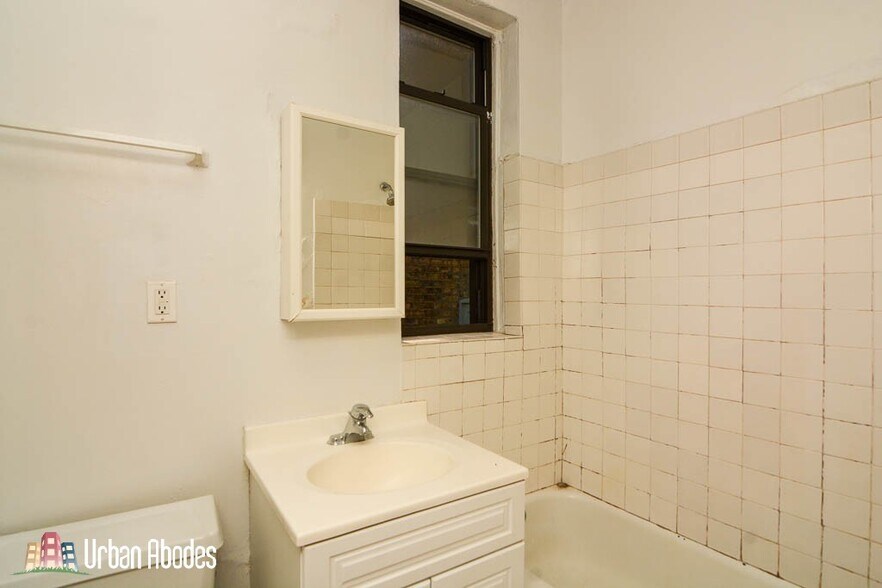 Building Photo - 3522 N Racine Ave