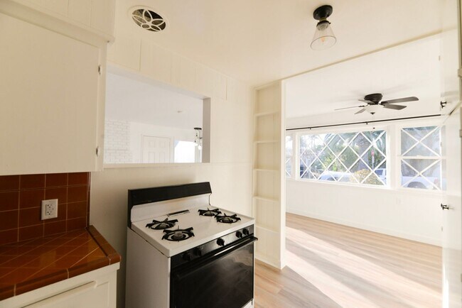 Building Photo - 810 Buena Vista