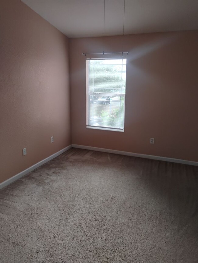 Building Photo - Townhouse in