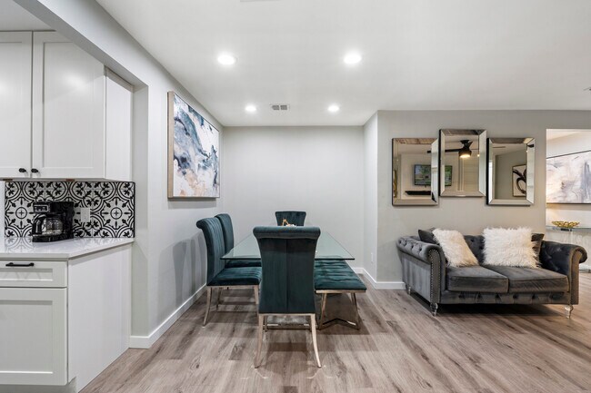 Building Photo - 3400 Laguna Dr