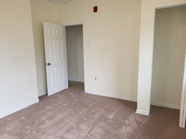 Building Photo - 225 Park Ave