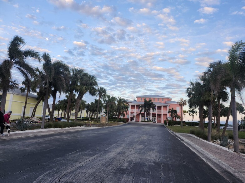 Building Photo - 5110 Coquina Key Dr SE