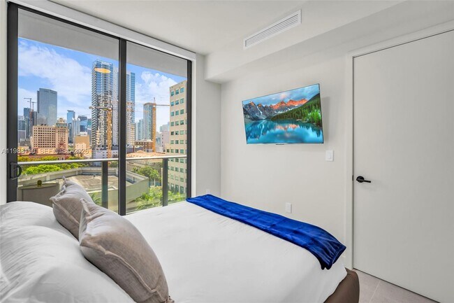 Building Photo - 121 NE 5th St