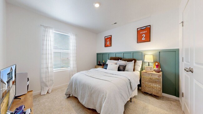 Building Photo - Like New Home W/ 3 Bed, Office, & Loft