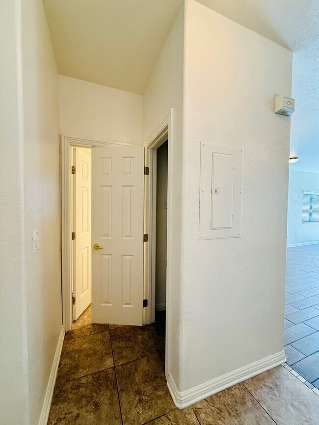 Building Photo - Great Spacious 3 bedroom Townhome Available!