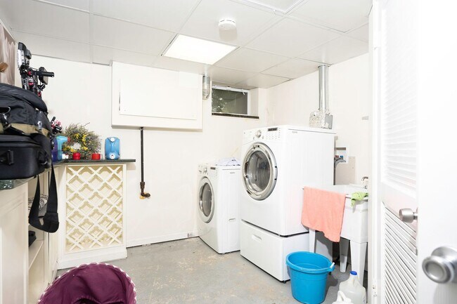 Building Photo - Amazingly Beautiful Fully Renovated 4BR/DEN/3FB/GAR North Bethesda Home