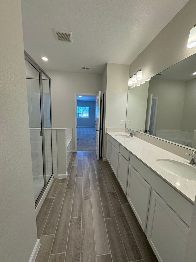 Building Photo - GATED 3 BEDROOM, 2.5 BATHROOM IN OVIEDO