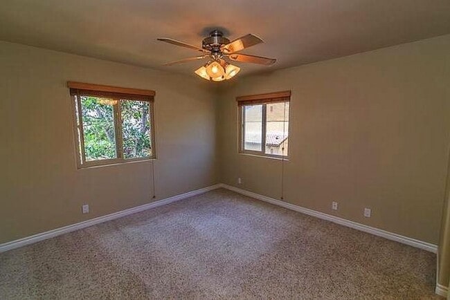 Building Photo - Awesome condo in gated community